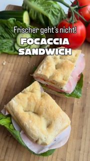 Bock auf frische Sandwiches? Kein passendes Brot im Haus? Back dir welches!
Reicht für 2-3 Personen Gebacken in der quadratischen Antihaftform von Pampered Chef (kannst du bei mir shoppen- kommentiere mit Quadrat oder schreib mir eine DM oder schau in meine Bio)

250 g Dinkelmehl 630
50 g Weizenmehl 550
10 g Salz
10 g frische Hefe 
10 g Honig
200 g Wasser

Alles ca. 3-4 Minuten zu einem Teig verkneten 
Abgedeckt ca. 1 Stunde gehen lassen (sollte deutlich Blasen zeigen)
Form mit Backpapier auslegen und einölen 
Teig hinein geben, vorsichtig in die Ecken ziehen und noch mal kurz gehen lassen 
Öl darüber geben 
Mit geölten Fingern Mulden drücken 
Ofen auf 220 Grad O/U-Hitze vorheizen 
Ca. 20-30 min backen 
Kurz abkühlen lassen, dann aufschneiden und nach Lust & Laune belegen 

Viel Spaß beim Nachbacken.
Mit was würdest du es belegen?

#sandwich #einfacherezepte #foccacia #focaccia #selberbacken