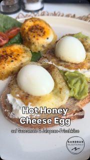 Hot Honey Cheese Egg auf frischem, selbstgebackenem Sauerteigbrot bestrichen mit Guacamole und Jalapeno-Frischkäse
Süß, scharf – richtig lecker.
Bin ja so ein „Herhaftfrühstücker“ und diese Kombination ist RICHTIG gut!
Probier es unbedingt aus (schnell speichern & Liken nicht vergessen).
Eier hart kochen, so wie du es magst (wachsweich geht auch, sollte aber nicht zu flüssig sein)
Etwas geriebener Käse in die Pfanne
Honig dazu
Gewürze (ich: Avocado-Topping und etwas milde Chiliflocken)
Halbiertes Ei darauf – kurz braten
Brot mit Guacamole und Frischkäse bestreichen und die Eier darauf legen.
Fertig!
 
Bin gespannt, wie es dir schmeckt – freue mich auf dein Feedback!

#hothoney #cheese #egg #frühstück #foodlover