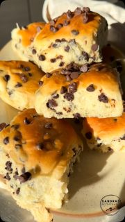 Schoko Brötchen- Auch im Urlaub kein Problem 
Easy gemacht und oberfluffig!
Du sparst Geld und investierst nur ein bisschen Zeit.
Ich habe sie hier komplett mit Hand im Urlaub geknetet, da keine Maschine da war.
Geht auch 😜

🛒 für ca. 12. Stück:
🥄440 g Mehl
🥄250 g Milch
🥄20 g Hefe
🥄100 g Zucker
🥄1/3 TL Salz
🥄70 g sehr weiche Butter
 
🥄150 -200 g Schokodrops
🥄Ei-Milch-Gemisch zum Bepinseln (1 Ei + 1 Schuss Milch)
 
 
➡️alle Zutaten (bis auf die Schokodrops) zu einem geschmeidigen, dehnbaren Teig verkneten (ca. 10 min)
➡️in einer abgedeckten, leicht geölten Schüssel ca. 1 -2 Stunde gehen lassen, bis sich der Teig verdoppelt hat
➡️Teig auf eine Unterlage geben und die Schokodrops einarbeiten
➡️Teig in 12 gleichschwere Portionen teilen
➡️jede Portion zu einer kleinen Kugel rund wirken
➡️eine Form mit Backpapier auslegen (oder ein Backblech)
➡️Teigkugeln hineingeben, abdecken & ca. 30-45 min noch mal gehen lassen
➡️mit etwas Ei-Milch-Gemisch bepinseln
🔥Backofen auf 180° Ober-Unterhitze vorheizen
⏰auf einem Gitter, mittlere Schiene ca. 20 - 30 min backen, bis sie die passende Bräune haben 
➡️auf einem Gitter auskühlen lassen (mit Backpapier einfach drauf setzen)
 
Viel Spaß beim Ausprobieren

#schokobrötchen #fluffig #frühstück #foodie