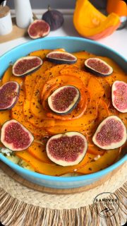 Kartoffel-Kürbis-Hack-Torte
Diese Kürbis-Zeit muss man einfach nutzen. Ich habe mal wieder ein wenig experimentiert.
Den Klassiker – Pellkartoffeln als Quiche-Grundlage kennt ja (fast) jeder.
Ist easy zu machen und immer sehr lecker.
Die Kombi Kürbis-Feta ist auch beliebt, besonders mit einem fruchtigen Touch, wie Birne oder Feige.
Es ist dieses Mal die Feige geworden, denn die gibt es aktuell wieder überall zu kaufen.
Jetzt wollte ich aber noch etwas Hack dazu haben. Ich habe es angebraten und so in die Torte gegeben,
aber beim nächsten Mal kommt auf jeden Fall eine Packung Kräuterfrischkäse dazu. So krümelt das Hack doch sehr aus der Torte heraus.
Da fehlte so ein Bindemittel und das ist der Frischkäse auf jeden Fall die richtige Lösung.
Dennoch wollte ich euch meinen ersten Versuch nicht vorenthalten und wer weiß, vielleicht hat ja jemand von Euch noch eine tolle Idee, wie man es verfeinern kann.
Ich bin für kreative Vorschläge immer zu haben.
 
Für meine 23er Springform habe ich folgendes genommen:
🥣 Boden & Rand
🥄800g Kartoffeln
🥄Salz & Pfeffer
 
🥣 Hack Schicht
🥄500 Rinderhack
🥄Salz & Pfeffer nach Geschmack
🥄1 TL Zwiebelpulver (od. 1 kl. Fein gewürfelte Zwiebel)
🥄1/2 TL Knoblauchpulver
🥄etwas Öl
🥄1 Pk. Kräuterfrischkäse ca. 200 g
 
🥣 Karamellisierte Zwiebeln
🥄3 rote Zwiebeln in feine Scheiben gehobelt
🥄Etwas Öl
🥄1 EL brauner Zucker
 
🥣 Käse Schicht
🥄200 g Feta
 
🥣 Topping
🥄1 kl. Hokkaido in feine Halbmonde geschnitten
🥄Etwas Avocado Topping
🥄Etwas brauner Zucker
 
🥣 Nach dem Backen
🥄1-2 frische Feigen

🔥 200° Ober/Unterhitze im Backofen
⏰ ca. 20-30 min garen, bis der Kürbis leicht braun wird oder die persönlich gewünschte Bräune erreicht ist

Kommentiere mit Kürbis 🎃 und ich schicke dir die komplette Anleitung.

Viel Spaß beim Nachbacken!

#kürbis #quiche #foodie #auflauf #familienessen