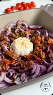 Balsamico-Zwiebel-Pasta
 
🥄3 Zwiebeln in Ringe geschnitten
🥄Balsamico Balsamam
🥄1 El Oliven Öl, plus etwas mehr für den Knoblauch
🥄90 g Getrocknete Tomaten (in Öl eingelegt)
🥄1 TL Italienische Kräuter
🥄1 Knolle Knoblauch - den oberen Teil knapp abgeschnitten
🥄200 g Schleifchen Nudeln oder andere Pasta
🥄1 Becher Bressot Kräuter der Provence 15%
🥄2-3 große Löffel Nudelwasser
🥄frischer Basilikum zum Garnieren (optional)
🥄Geraspelter Parmesan als Topping (optional)
 
Die Anleitung findest Du im 1. Kommentar
Und die kleine,quadratische Ofenhexe in meinem Onlineshop (Link in der Bio)
Oder kommentiere mit Hexe 🧙‍♀️ für mehr Infos!
Folge mir gerne für mehr easy Rezeptideen
 
#pasta #redonion #basamico #einfacherezepte #foodie