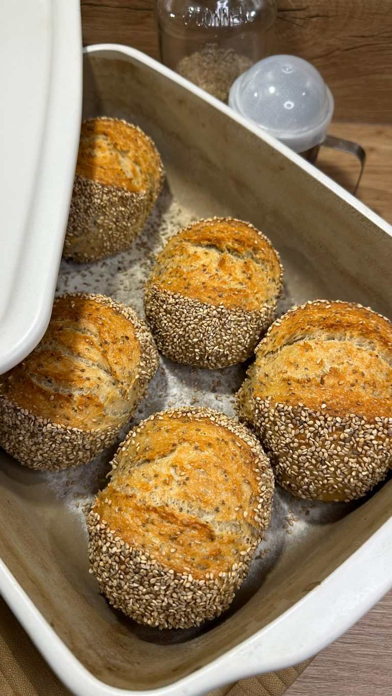 Brötchen mit Sesam und Chiasamen