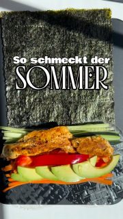 Sommerrolle oder kann man eine Hähnchen Gemüsefüllung in Nori-Reisblatt auch als Sushi bezeichnen? Wie würdest du es nennen?
Es war auf jeden Fall pro ganzer Rolle
1 Noriblatt
2 Reisblätter
Möhre
Feldgurke
Avocado 
Paprika 
Hähnchen 

Also Sauce Sriracha-Mayo (Sweet Chilli passt auch oder KIKKOMAN Teriyaki Sauce mit geröstetem Knoblauch)
Ein paar geröstete Sesamköner als Deko
Ich habe 3 Rollen gemacht (pro Person 1).
Ein leckeres, leichtes Mittagessen.
Ich wünsche allen morgen einen schönen 1. Mai!

#sommerrollen #noriblätter #summerrolls #sushi