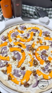 Flammkuchen & Federweißer = gemütlicher Abend
Eine leichte Mahlzeit, die schnell gemacht ist und so viele Variationen im Belag bietet. Es ist alles erlaubt, worauf man Lust hat!

Ich habe 2 Flammkuchen gemacht. Der erste hier zu sehen auf dem Großen runden weißen Stein „White Lady“ mit Hokkaido, Feta, roten Zwiebeln, Walnüsse und Kräuter Creme Fraiche legere.
Der 2. ganz klassisch mit Schinkenwürfel, Zwiebel und etwas Streukäse und Creme Fraiche legere auf dem Zauberstein

Für 30 min bei 230 Grad - so genial auf der Stoneware !!! (Schreib mir gerne für mehr Infos)

Der Teig:
500 g Mehl Typ 550
250 g Wasser
4 EL Öl
1 TL Salz

Einfach alles verkneten und dann kann‘s auch schon losgehen.

Was wäre dein Lieblingsbelag?

#flammkuchen #einfacherezepte #foodie #foodlover #federweißer
