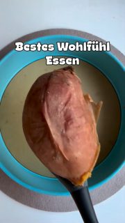 Süßkartoffel Quiche 
Viel Gemüse = Vitamine & Ballaststoffe 
Eier & Kräuter Creme Fraîche Light & Käse light = Proteine

Die kalorienarme Variante zur ursprünglichen Quiche mit Mürbeteig!

Meine Springform hat einen Durchmesser von 26 cm
🥄2 große Süßkartoffeln mit Schale weich kochen 
🥄1/2 Brokkoli (die Röschen) blanchieren (kurz angaren)
🥄1 rote Zwiebel
🥄1 Handvoll Edamame aufgetaut 
🥄1 Möhre gestiftet 
Aber eigentlich kannst du alles nehmen, was du magst
Ordentlich Salz & Pfeffer 
🥣Für die Sauce:
🥄3 Eier
🥄1/2 Becher Kräuter Creme Fraiche light 
🥄1 TL gekörnte Gemüsebrühe 
🥣Als Topping 
🥄Reibekäse 

Backofen 200 Grad Ober-Unterhitze ca. 30 Minuten 

#einfacherezepte #quiche #gemüsequiche #ballaststoffe #fettarm