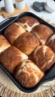 Zimt-Foccacia-Balls
Wie wäre eine Zimtschnecke mal als Ball und dann eingedrückt, wie eine Foccacia?
Hab es ausprobiert und diese kleinen Balls waren der Oberhammer! Warum also die Arbeit der Schnecke investieren. So ist viel einfacher. Darum unbedingt speichern & ausprobieren!
 
Zutaten 9 Stück in einer 22x22x6 cm Form (Quadratische Brilliance Antihaft-Backform mit Deckel von Pampered Chef®)
🥣Hefeteig:
🥄375 g Mehl
🥄250 g Wasser
🥄10 g Dattelsirup (od. Honig od. Zucker)
🥄10 g frische Hefe
🥄5 g Salz
🥄20 g neutrales Öl
➡️zu einem Teig kneten
➡️gehen lassen
➡️9 Stücke teilen & rundwirken
 
🥣Zum Dippen:
🥄50 g flüssige Butter
🥄100 g brauner Zucker
🥄1 gehäufter TL Zimt (oder nach Geschmack)
➡️jede Kugel in Butter und dann in Zucker dippen
➡️ab in die gefettete Form damit
➡️gehen lassen, bis sie richtig gut aufgegangen sind
➡️mit den Fingern vorsichtig eindrücken
 
🥣Zum Begießen:
🥄100 ml Sahne (ich Cremafine zum Kochen 7% - geht super damit)
➡️die Zimtballen damit begießen und ggf. restlichen braunen Zucker oben drüber streuen
 
🥣Optional nach dem Backen:
Etwas 🥄Puderzucker mit minimal 🥄Milch verrühren und über den gebackenen Zimt-Balls verteilen
 
Backen:
🔥190 Grad O/U-Hitze
⏰ca. 35-40 min backen
➡️ggf. abdecken mit Backpapier nach 20 min (das habe ich versäumt, darum waren sie etwas dunkler bei mir)
 
Für die genaue Anleitung folge mir und kommentiere mit ZIMT, dann schicke ich dir die komplette Anleitung.

Nun viel Spaß beim Ausprobieren!
P.S. Die Brilliance Form bekommst du in meinem Onlineshop oder du schreibst mir!

#cinnamons #rolls #zimtschnecken #einfacherezepte #foodie