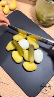 Spontan Lust auf Kartoffelsalat – aber kein Bock auf den Aufwand?
Dann bist Du hier genau richtig! Es geht total fix (Kartoffeln & Eier einfach zusammen in einem Topf kochen und in der Zeit habe ich geduscht).
 
Ich habe mir abends nach dem Sport spontan diese Varianten gemacht:
🥄200 g Drillinge (kleine Kartoffeln) gewaschen
➡️In kaltes Salzwasser geben und zum Kochen bringen.
⏰5 min später habe ich dann
🥄2 Eier (M)
➡️dazu gegeben und weiter ⏰10 min kochen lassen
➡️alles abgießen und abschrecken
➡️du entscheidest, ob du die Kartoffeln schälen möchtest oder nicht. Bei Drillingen kann man sie auch gut mitessen
➡️Die Eier pellen
Dann mit
🥄3-4 Gewürzgurken
➡️Auf ein Schneidebrett geben und alles grob mit einem großen Messer klein hacken
➡️ (alternativ kannst du Kartoffeln & Eier auch in eine kleine Schüssel geben und es mit einer Gabel grob zerteilen - dann die Gurken extra schneiden – wird mit ner Gabel schwierig)
🥣
Für das Dressing habe ich folgendes verrührt:
🥄1 EL Salatcreme von Salatkönig (40 g) und
🥄1 EL Skyr (50 g)
🥄1 TL Dill
🥄Salz & Pfeffer
🥄30 ml Gurkenwasser
➡️Das nun über die zerkleinerten Kartoffeln, Eier & Gurken geben
➡️Durchmixen
Fertig
 
Speichern und unbedingt ausprobieren! Bin auf dein Feedback gespannt 🤩.

#einfacherezepte #kartoffelsalat #lazycooking #foodie #foodlover