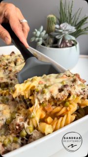 Pasta al Forno
Wir lieben es! Unbedingt abspeichern und ausprobieren!
Schmeckt auch am nächsten Tag in der Pfanne aufgebraten richtig lecker 
 
Für 5-6 Personen
 
🥄400 g Rinderhack
🥄2 rote Zwiebeln
🥄2 Knoblauchzehen
🥄etwas Öl zum Anbraten
🥄1 TL Paprika Edelsüß
🥄1/2 TL Oregano
🥄1/2 TL Salz
🥄Pfeffer
🥄300 g TK-Erbsen
🥄400 ml Rinderfond
🥄250 ml Cremafine zum Kochen 7%
🥄1 Pk. Kochschinken gewürfelt (100 g)
🥄50 g Tomatenmark
 
🥄500 g Nudeln
➡️Nudeln al dente in Salzwasser kochen, da sie im Backofen noch nachgaren
 
🥄geraspelter Parmesan
 
➡️ Schau das Reel, dann weißt du wie es geht oder kommentiere mir Pasta, dann schicke ich dir die Anleitung 
🔥 Backofen auf 200° Ober-/Unterhitze vorheizen
⏰ ca. 15-20 min backen, bis der Käse zerlaufen ist und leicht braun wird

#pastaalforno #pasta #nudelauflauf #einfacherezepte #foodie