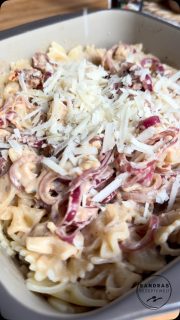 Balsamico-Zwiebel-Pasta
 
🥄3 Zwiebeln in Ringe geschnitten
🥄Balsamico Balsamam
🥄1 El Oliven Öl, plus etwas mehr für den Knoblauch
🥄90 g Getrocknete Tomaten (in Öl eingelegt)
🥄1 TL Italienische Kräuter
🥄1 Knolle Knoblauch - den oberen Teil knapp abgeschnitten
🥄200 g Schleifchen Nudeln oder andere Pasta
🥄1 Becher Bressot Kräuter der Provence 15%
🥄2-3 große Löffel Nudelwasser
🥄frischer Basilikum zum Garnieren (optional)
🥄Geraspelter Parmesan als Topping (optional)
 
Die Anleitung findest Du im 1. Kommentar
Und die kleine,quadratische Ofenhexe in meinem Onlineshop (Link in der Bio)
Oder kommentiere mit Hexe 🧙‍♀️ für mehr Infos!
Folge mir gerne für mehr easy Rezeptideen
 
#pasta #redonion #basamico #einfacherezepte #foodie